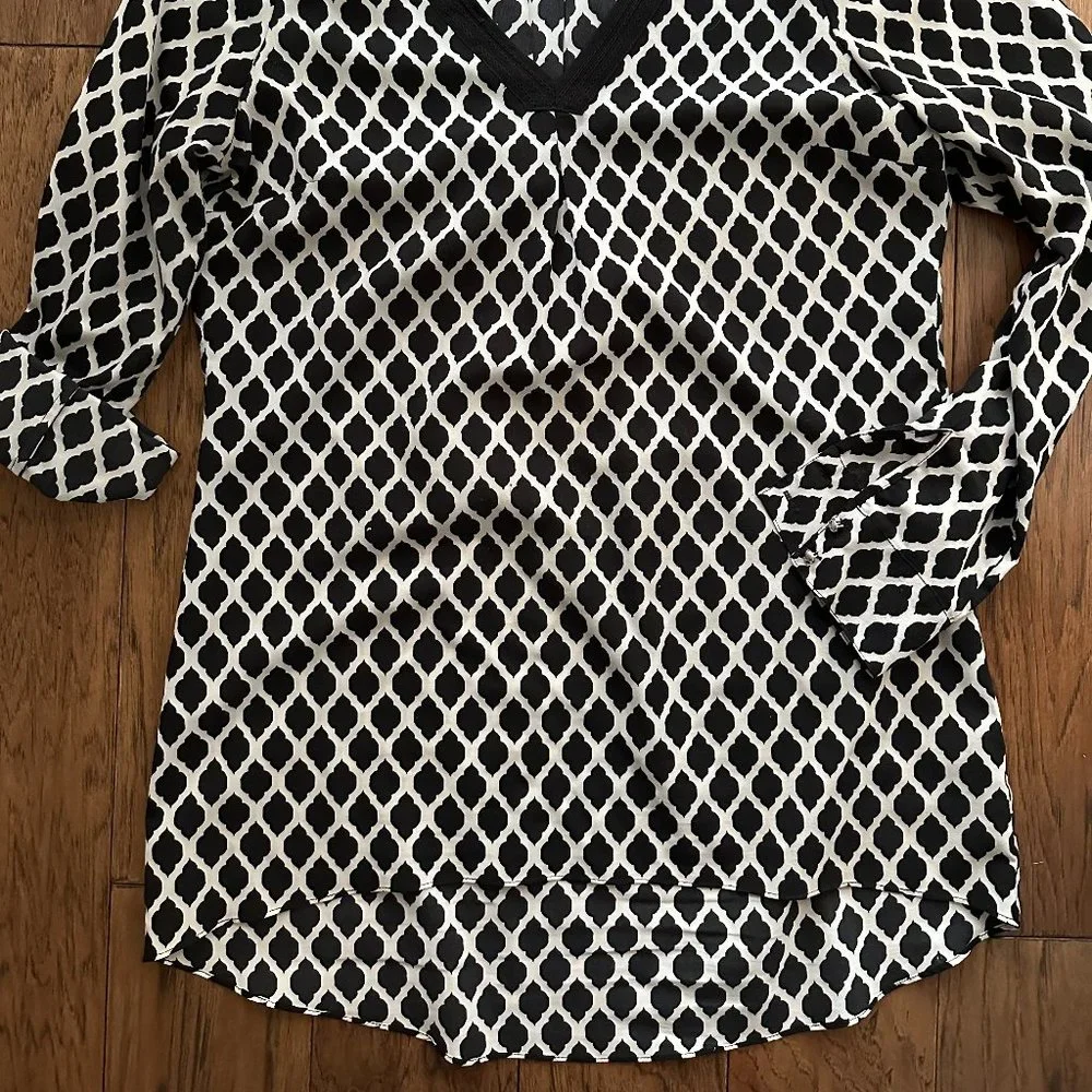 White House Black Market Top - Picture 2 of 2